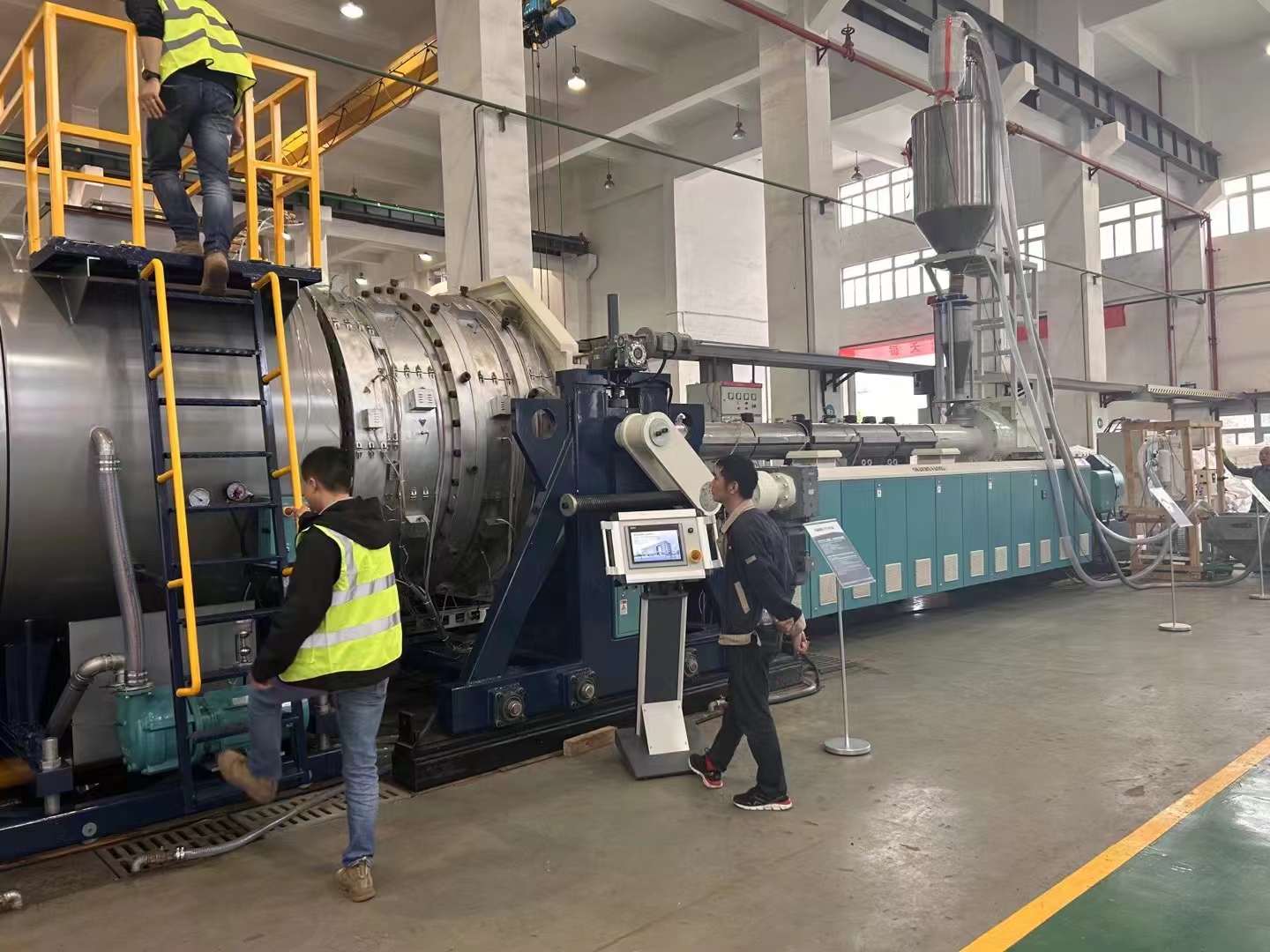 2000 मिमी वरील मोठ्या व्यासासह पीई पाईप्सची स्टार्टअप उपकरणे आणि उत्पादन तंत्रज्ञानासाठी महत्त्वाचे मुद्दे